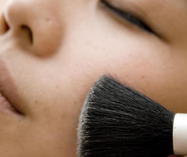 img_come_nascondere_una_cicatrice_col_trucco_9574_600