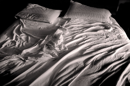 COME ELIMINARE MACCHIE DI SPERMA DAL LETTO. COME ELIMINARE MACCHIE DI SPERMA DAL LETTO.