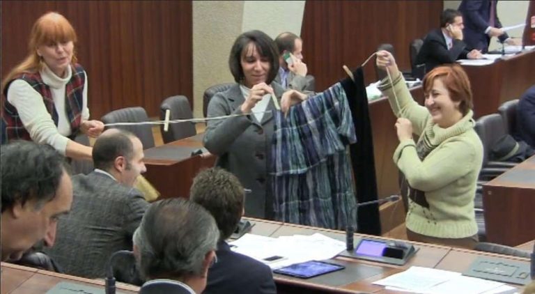 Consigliere leghista: "donne pagate meno perchè amano stare a casa" Consigliere leghista: "donne pagate meno perchè amano stare a casa"