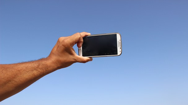 one-finger-selfie-nudi-ma-coperti-da-un-dito