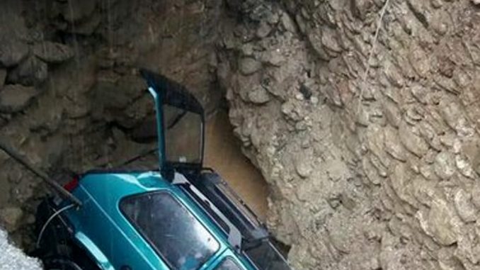 Alluvione Cuneo: veicoli finiscono nelle voragini Alluvione Cuneo: veicoli finiscono nelle voragini