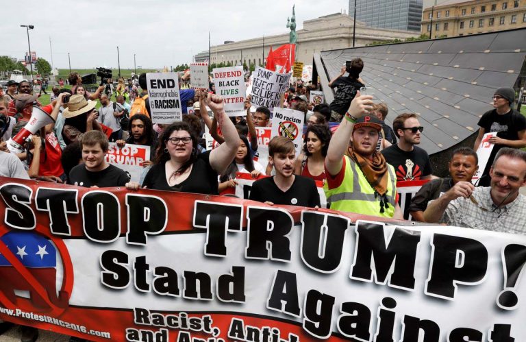 Esplodono le città USA: si protestano contro Trump donald trump