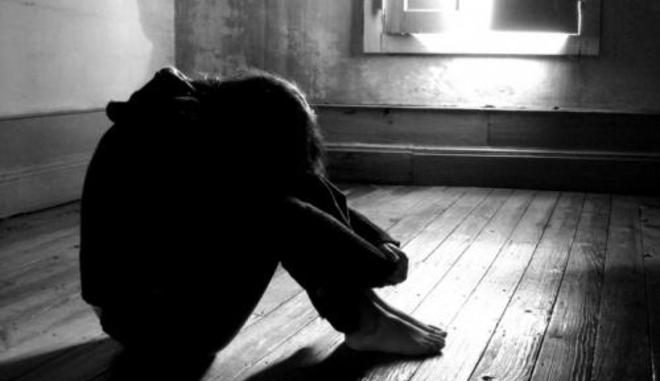Vuole accompagnarla a casa: la sequestra e la stupra Vuole accompagnarla a casa: la sequestra e la stupra
