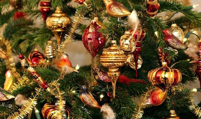 Natale: addobbi per l'albero Natale: addobbi per l'albero
