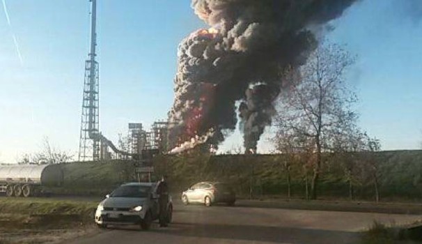 Incendio Raffineria Eni Sannazzaro de Burgondi: colonne di fumo e fiamme Incendio Raffineria Eni Sannazzaro de Burgondi: colonne di fumo e fiamme