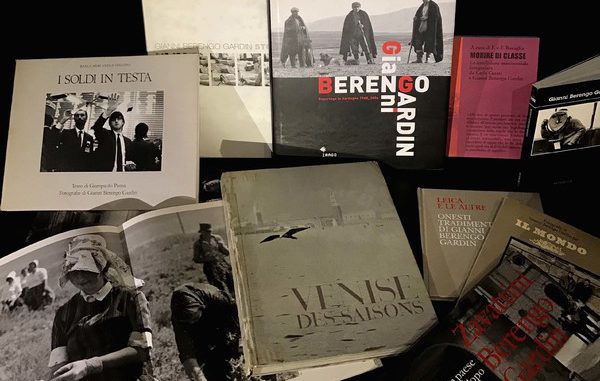 58229-Locandina_Berengo A Milano, la mostra "258 e non sentirli. I libri di Gianni Berengo Gardin"
