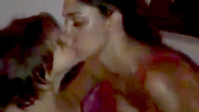 Belen bacia il figlio piovono le critiche Belen bacia il figlio: piovono le critiche