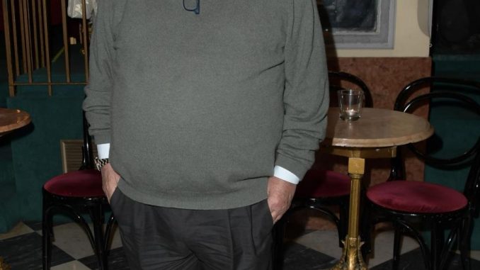 Prima dello spettacolo teatrale "Magnamose tutto" al Salone Margherita con ricco parterre.