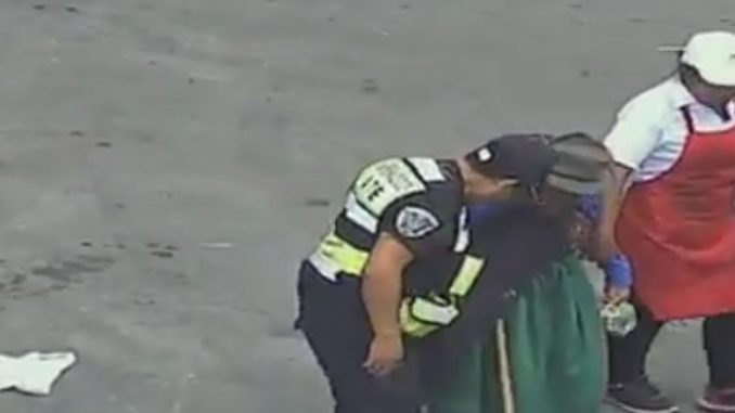 agenti aiutano anziana