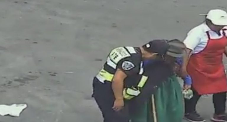 agenti aiutano anziana