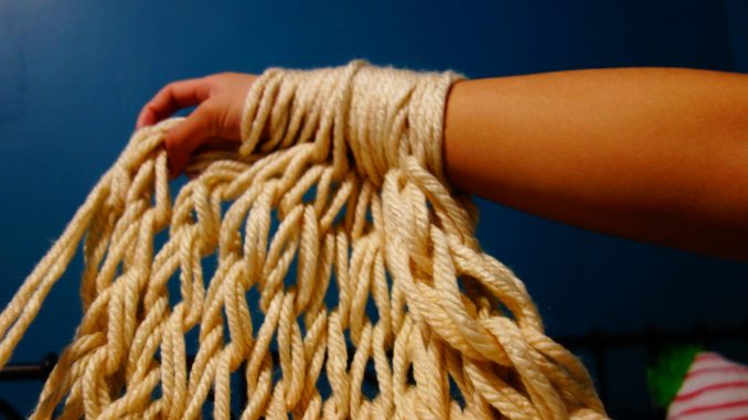Come fare un lavoro a maglia con le braccia Come fare un lavoro a maglia con le braccia