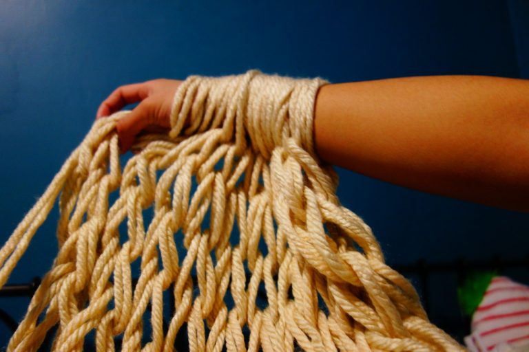 Come fare un lavoro a maglia con le braccia Come fare un lavoro a maglia con le braccia
