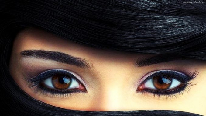Eyeliner vs matita kajal: quando usare l'uno e l'altro Eyeliner vs matita kajal: quando usare l'uno e l'altro
