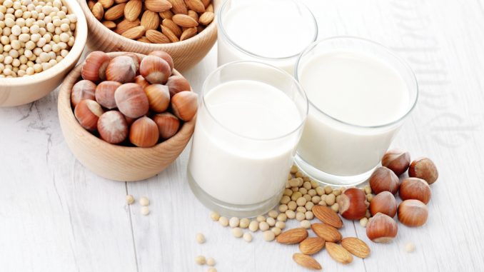Latte di soia: perché sostituirlo a quello vaccino Latte di soia: perché sostituirlo a quello vaccino