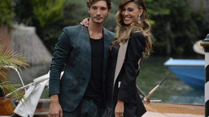 Stefano De Martino esibisce con orgoglio il tatuaggio uguale a Belen