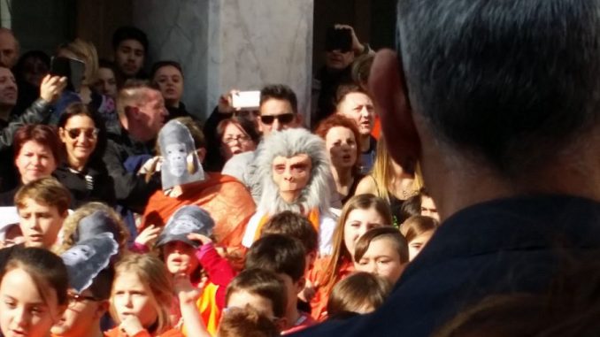 Gabbani invade Carrara: 500 scimmie al flash mob Occidentali’s Karma gabbani