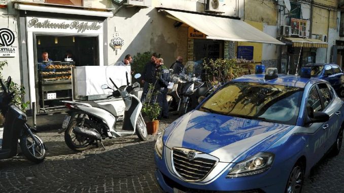 Napoli spari in strada mentre i bambini vanno a scuola. La situazione Napoli spari in strada mentre i bambini vanno a scuola. La situazione