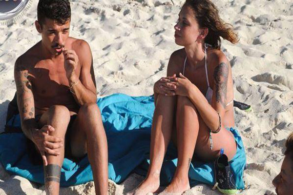 Isola dei famosi 2017, Malena contro Moreno: "Non devi abbracciarmi" Isola dei famosi 2017, Malena contro Moreno: "Non devi abbracciarmi"