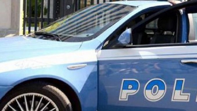 Poliziotto si chiude in auto e si uccide con la pistola