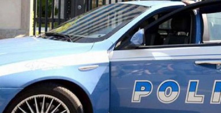 Poliziotto si chiude in auto e si uccide con la pistola