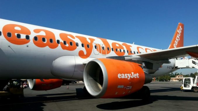 Urlano Allah Akbar su un volo low cost ecco la reazione dei passeggeri Urlano Allah Akbar su un volo low cost: Ecco la reazione dei passeggeri