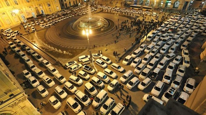 Stamattina a Roma è calato il silenzio. La protesta si ferma, per ora. Il governo risponde ai tassisti dicendo che un decreto sarà pronto entro un mese.