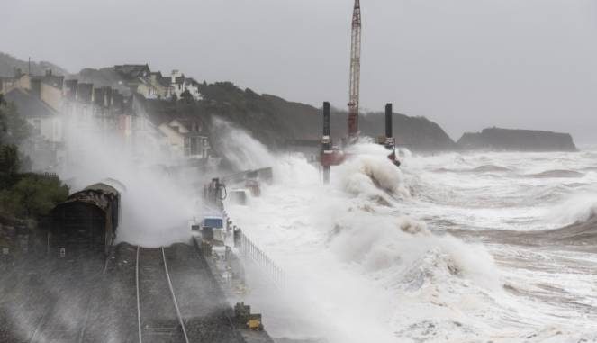 Gran Bretagna: la tempesta Doris paralizza il paese Gran Bretagna: la tempesta Doris paralizza il paese