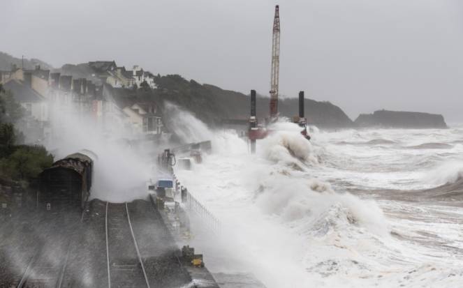Gran Bretagna: la tempesta Doris paralizza il paese Gran Bretagna: la tempesta Doris paralizza il paese