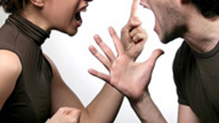 Un marito che non aggiusta nulla in casa: moglie allora si ribella. Leggi come marito