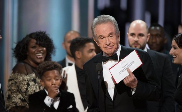 Oscar 2017, colpo di scena: busta consegnata a La La Land ma il vincitore è Moonlight Oscar 2017, colpo di scena: busta consegnata a La La Land ma il vincitore è Moonlight