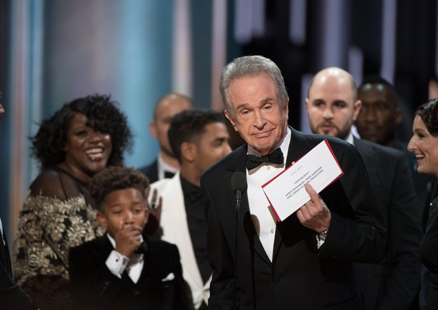 Oscar 2017, colpo di scena: busta consegnata a La La Land ma il vincitore è Moonlight Oscar 2017, colpo di scena: busta consegnata a La La Land ma il vincitore è Moonlight