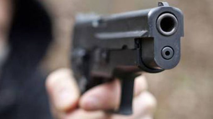 Napoli, pistole puntate in faccia: i giovani giocano a "Gomorra" Napoli, pistole puntate in faccia: i giovani giocano a "Gomorra"