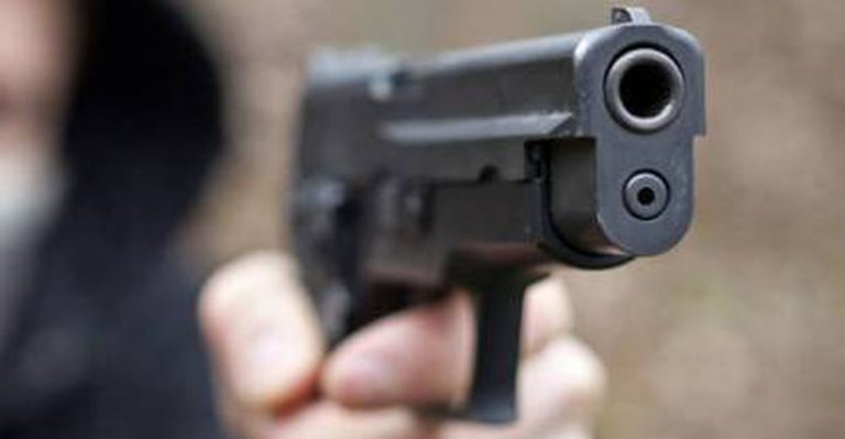 Napoli, pistole puntate in faccia: i giovani giocano a "Gomorra" Napoli, pistole puntate in faccia: i giovani giocano a "Gomorra"