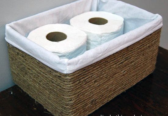 Una volta che la colla si sarà asciugata, non vi resterà che inserire la borsa di stoffa all’interno della scatola. Et voilà! Ovviamente non si tratta di un contenitore impermeabile, quindi fate attenzione a non bagnarlo. Ma se vorrete aumentare la sua resistenza all’acqua, prima della borsa di stoffa potrete inserire del materiale isolante come ad esempio un telo di plastica. bagno