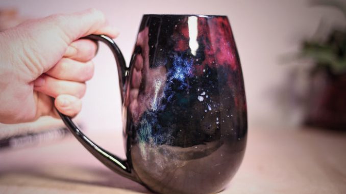 Un'artista australiana crea un set di tazze ispirato alle meraviglie dell’universo artista