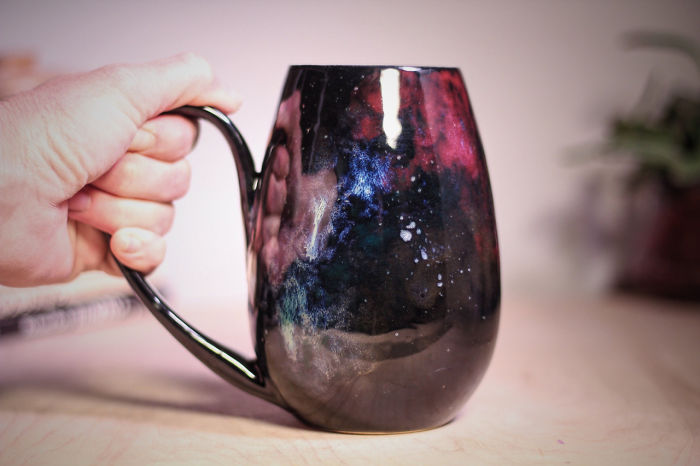 Un'artista australiana crea un set di tazze ispirato alle meraviglie dell’universo artista