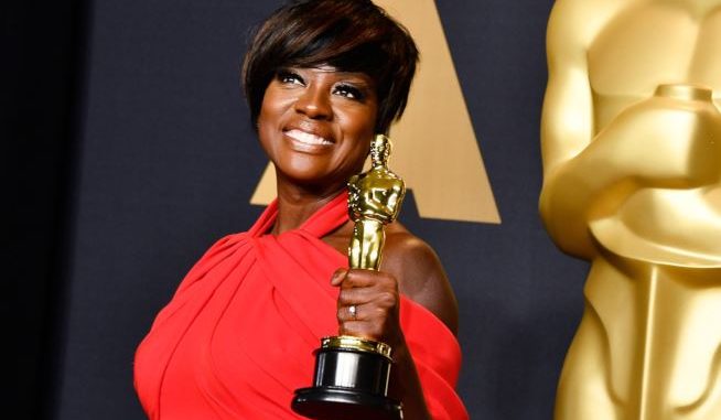 Oscar 2017: Viola Davis la prima attrice afroamericana a vincere Oscar, Emmy, Tony Award e Golden Globe Oscar 2017: Viola Davis la prima attrice afroamericana a vincere Oscar, Emmy, Tony Award e Golden Globe