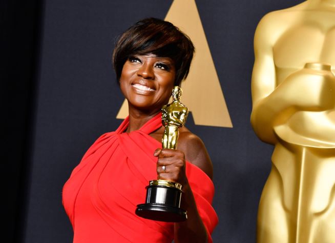Oscar 2017: Viola Davis la prima attrice afroamericana a vincere Oscar, Emmy, Tony Award e Golden Globe Oscar 2017: Viola Davis la prima attrice afroamericana a vincere Oscar, Emmy, Tony Award e Golden Globe
