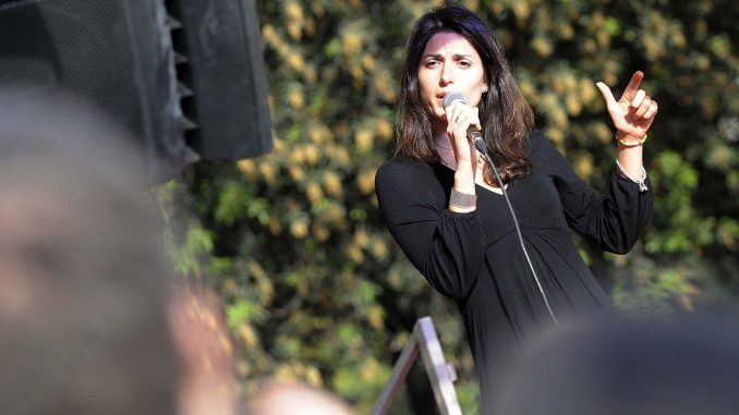 La sindaca di Roma Virginia Raggi partecipa alla manifestazione dei tassisti fuori da Montecitorio contro un emendamento del decreto "Milleproroghe". raggi