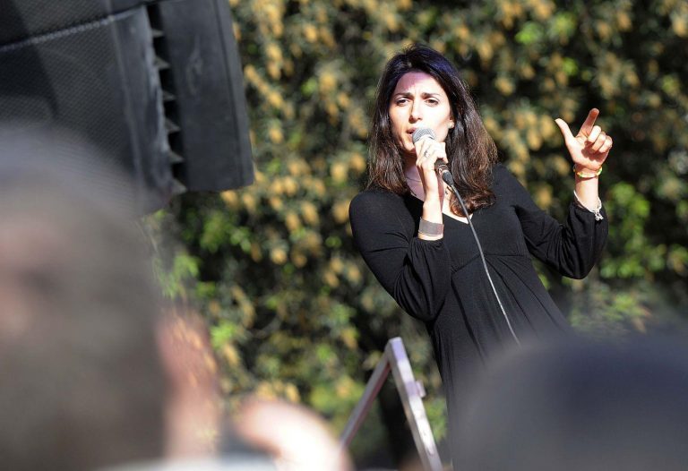 La sindaca di Roma Virginia Raggi partecipa alla manifestazione dei tassisti fuori da Montecitorio contro un emendamento del decreto "Milleproroghe". raggi