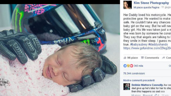 Foto della bimba abbracciata dai guanti del padre Foto della bimba abbracciata dai guanti del padre