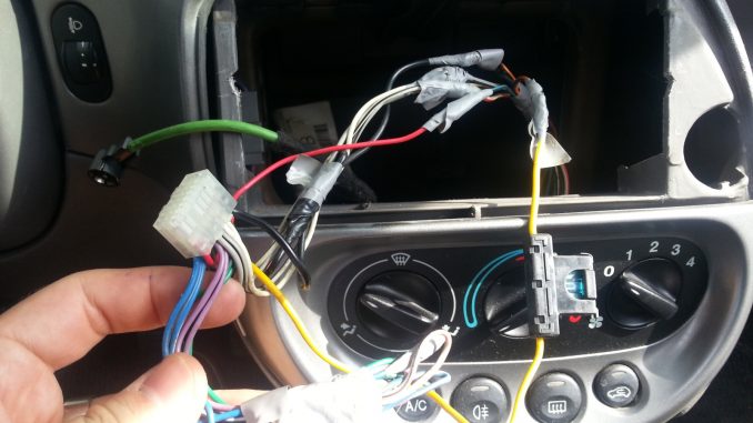 Come cambiare l'autoradio da soli Come cambiare l'autoradio da soli