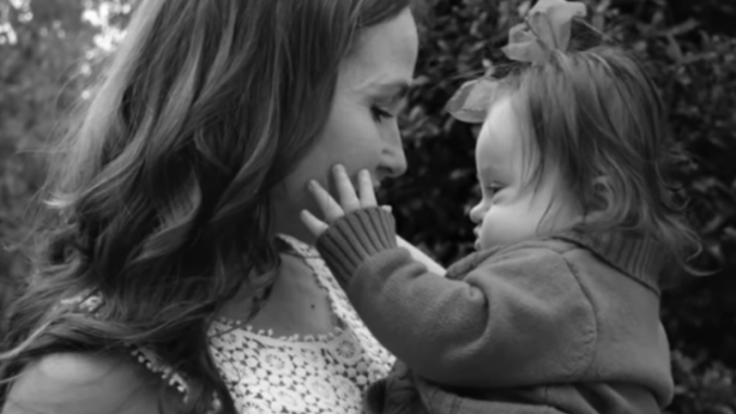 Kat Abaniac guarda la figlia Emersyn. Kat Abaniac guarda la figlia Emersyn.