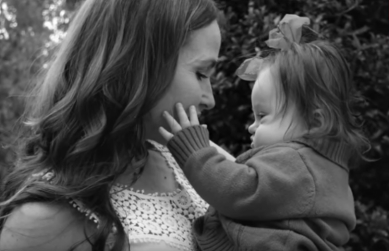 Kat Abaniac guarda la figlia Emersyn. Kat Abaniac guarda la figlia Emersyn.