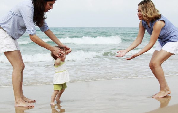 Adozioni gay: riconosciuta la stepchild adoption per coppia di donne a Roma Adozioni gay: riconosciuta la stepchild adoption per coppia di donne a Roma