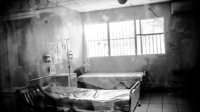 La foto del bambino “distrutto dal cancro” sono virali: la storia cancro
