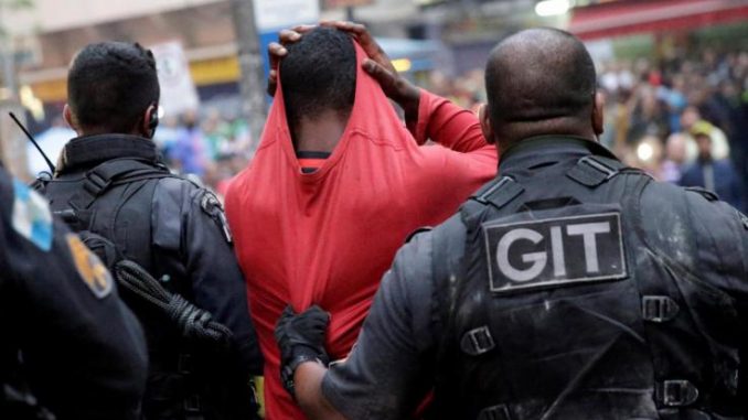 Brasile il portiere assassino torna in campo Brasile: il portiere assassino torna in campo
