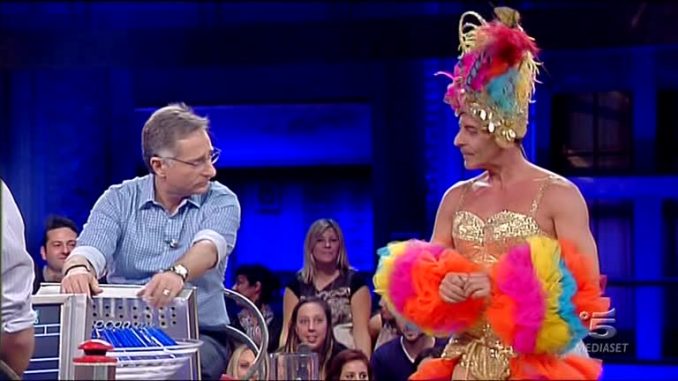 Ad "Avanti un altro" spunta un irresistibile Laurenti vestito da brasiliana Ad "Avanti un altro" spunta un irresistibile Laurenti vestito da brasiliana