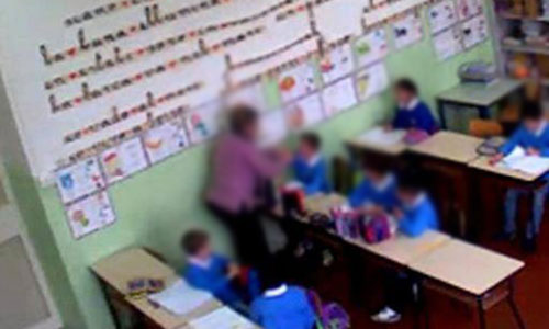 Calabria maestre minacciano bambini con gli schiaffi Calabria: maestre minacciano bambini con gli schiaffi