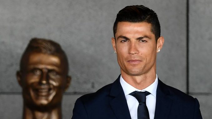 Cristiano Ronaldo inaugura l'aeroporto scatta l'ironia social